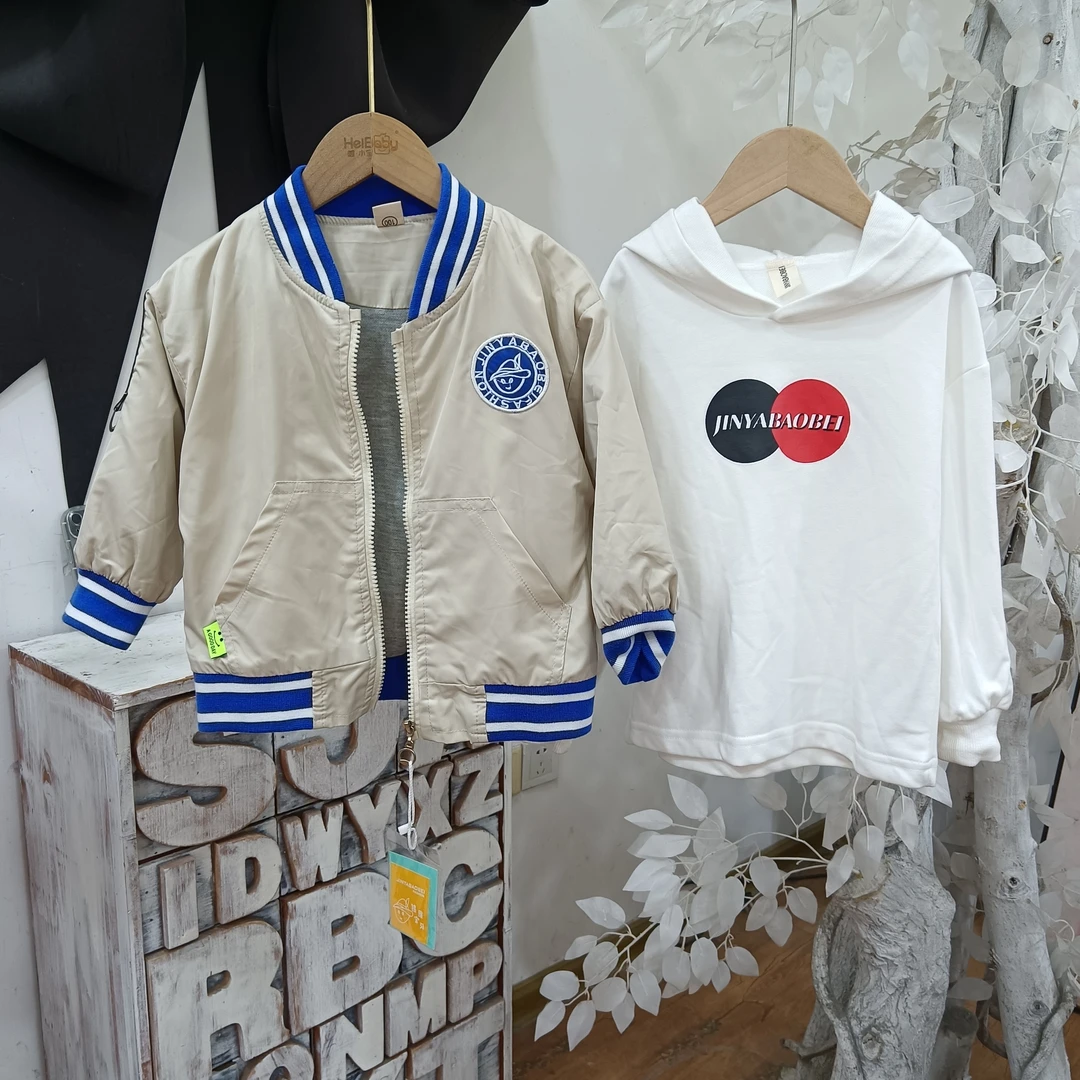 R24杏色棒球服+白色带帽卫衣两件套