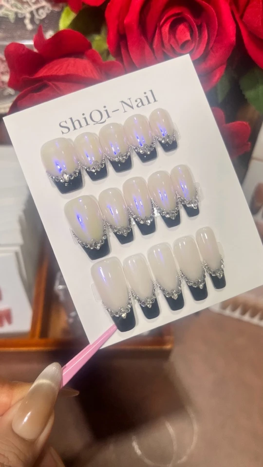 「黑凤梨」-拾柒家手工穿戴甲 极光搭配黑法式，纯欲高级