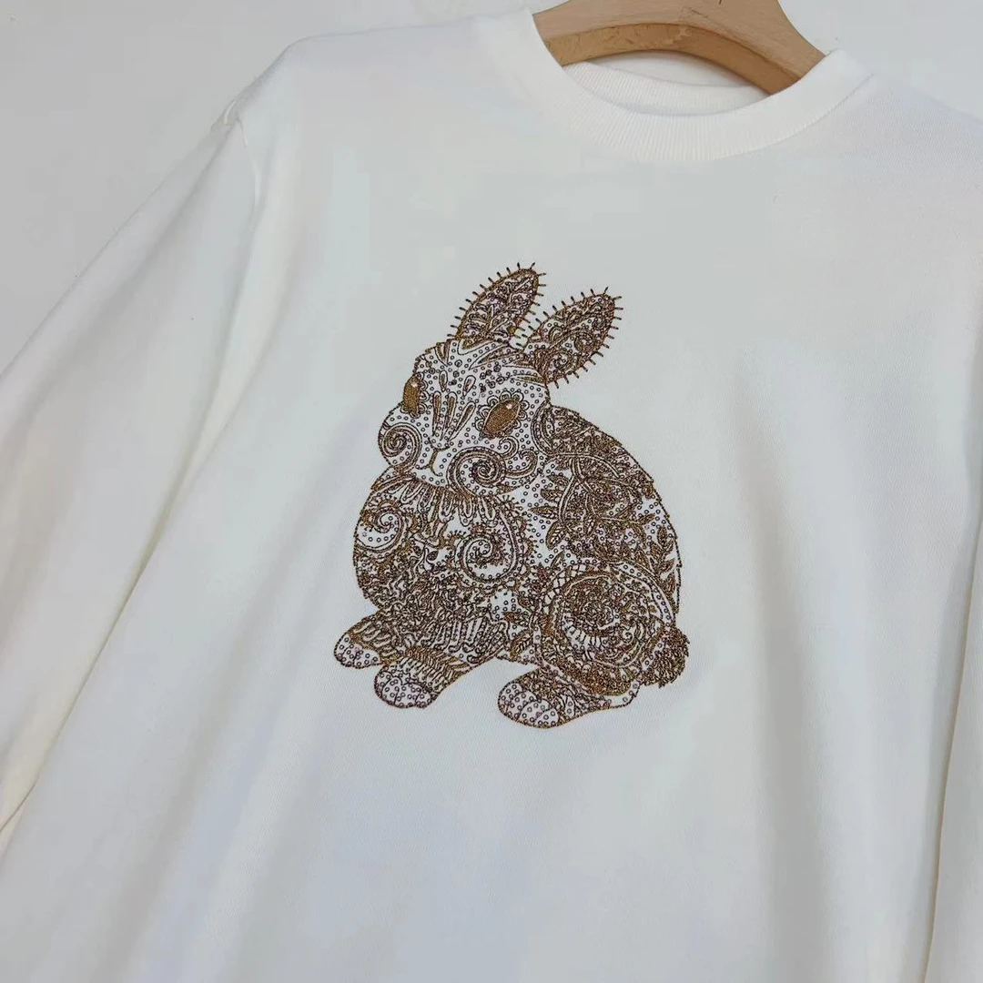 女式圆领小兔子刺绣卫衣W095