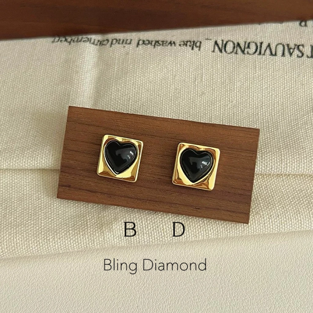 钛钢树脂耳饰 复古黑色小心心耳钉简约个性精致设计感小巧耳钉