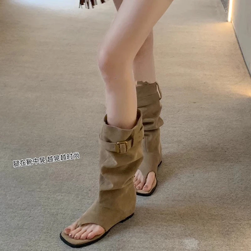 夏日出街很出片~时髦辣妹风露趾显瘦堆堆中筒靴夹趾凉靴女夏季