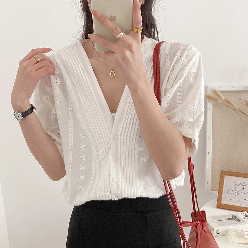 韩版V领风琴褶刺绣衬衫女2024夏季新款单排扣短袖上衣女 224-1325