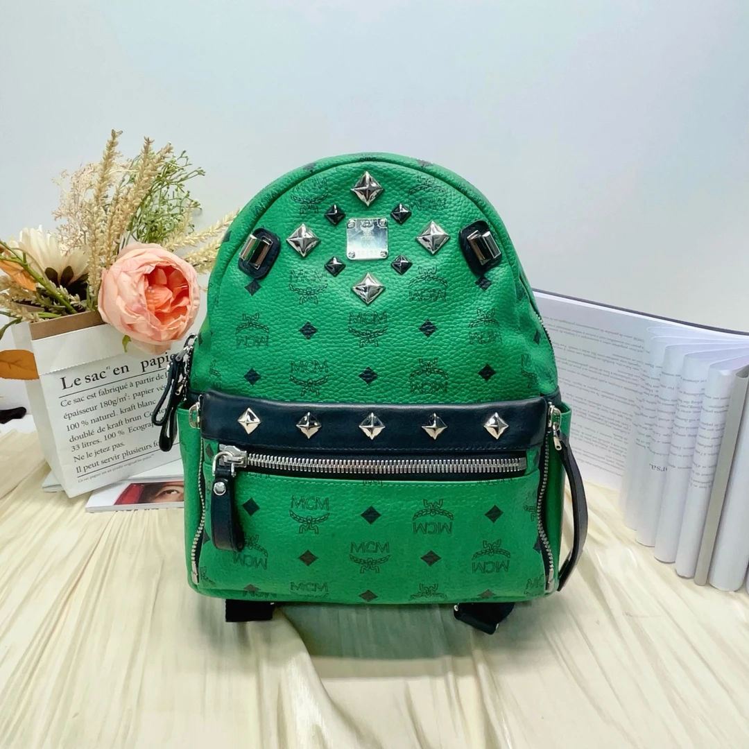 95新 MCM MCM恩思恩 绿色老花皮革铆钉装饰双肩包10390675