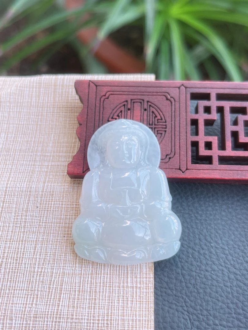 天然缅甸翡翠A货.水润细腻淡绿观音菩萨吊坠.尺寸47.3-33.8-6.1