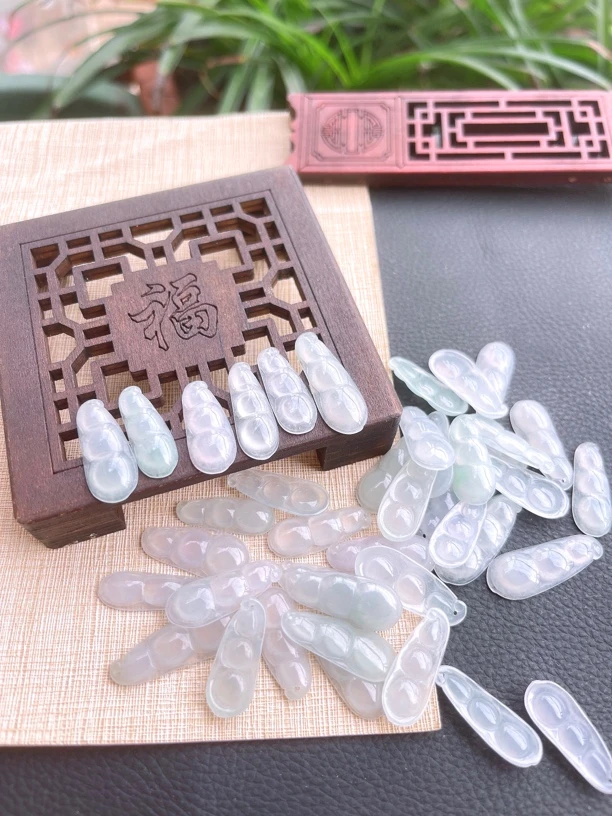 翡翠A货.冰润胶感浅绿福豆吊坠.其一尺寸23-9.9-3.9.多样性发其一