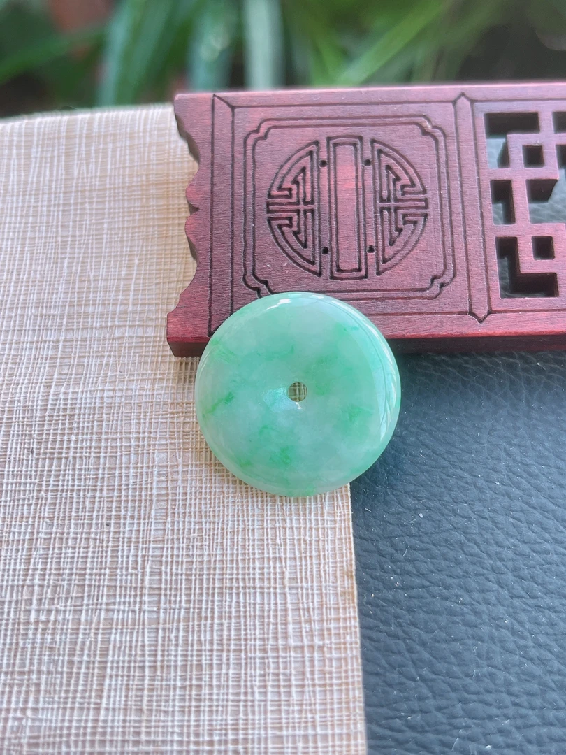 天然缅甸翡翠A货.水润细腻贵气迷人飘绿平安扣吊坠.尺寸24.3-4.5