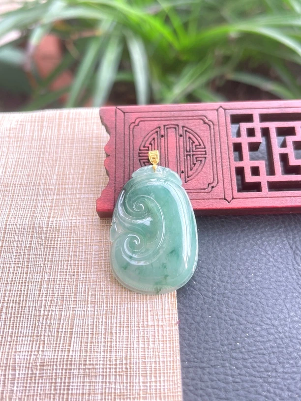 天然缅甸翡翠A货.冰润胶感满绿飘花如意吊坠.尺寸36.8-24.5-5.8