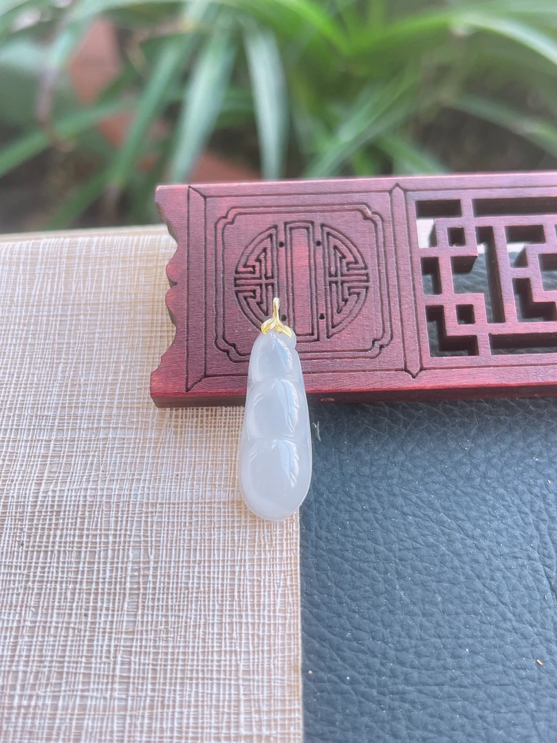 天然缅甸翡翠A货.冰润胶感美丽白月光福豆吊坠.尺寸27.8-10.4-6.4