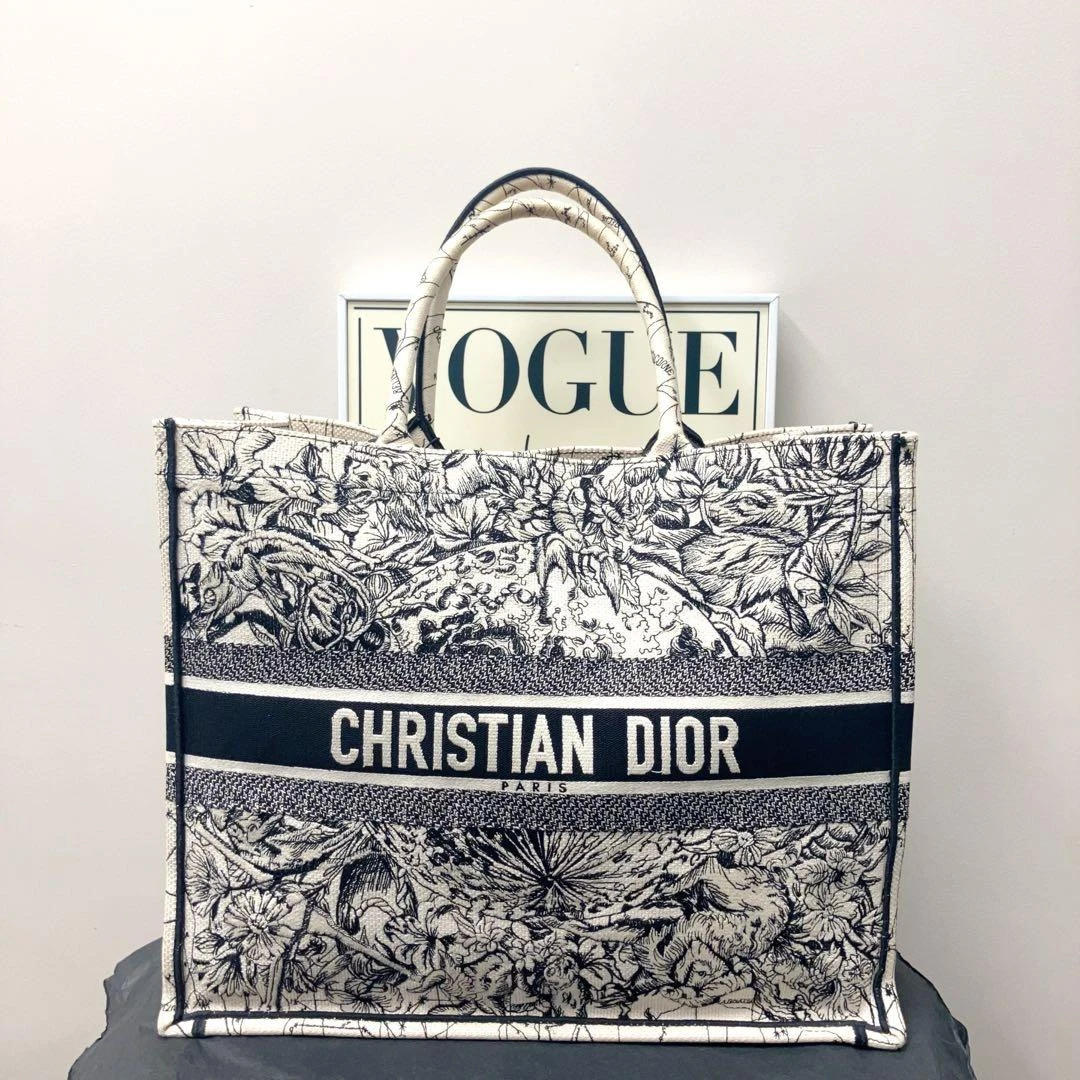 W迪奥白色刺绣星座系列tote大号芯片款20年单肩包24449412