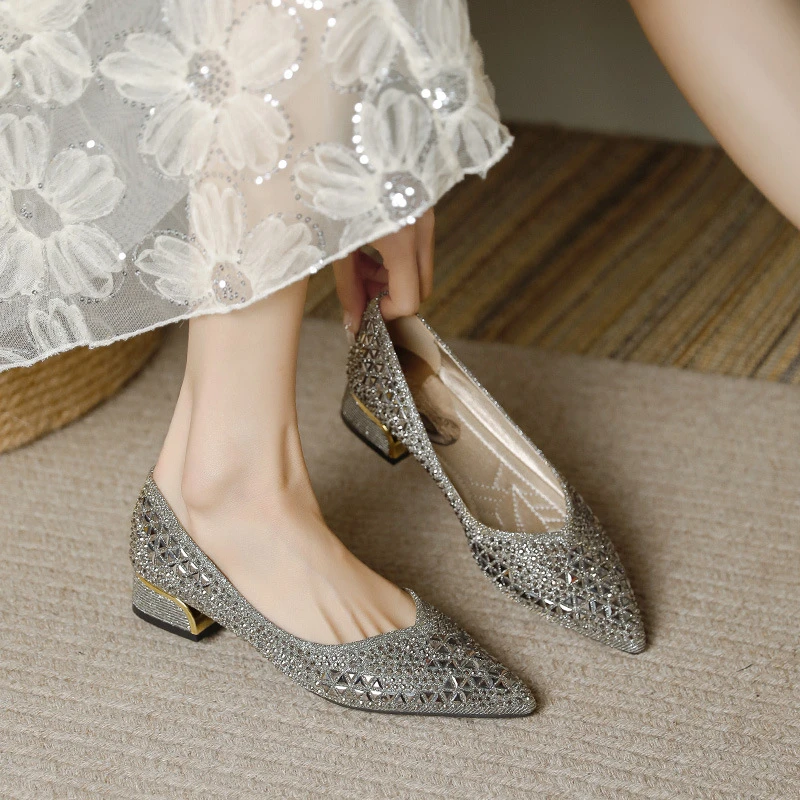 尖头粗跟软底浅口平底单鞋女2025新款休闲百搭轻奢纯色水钻女鞋