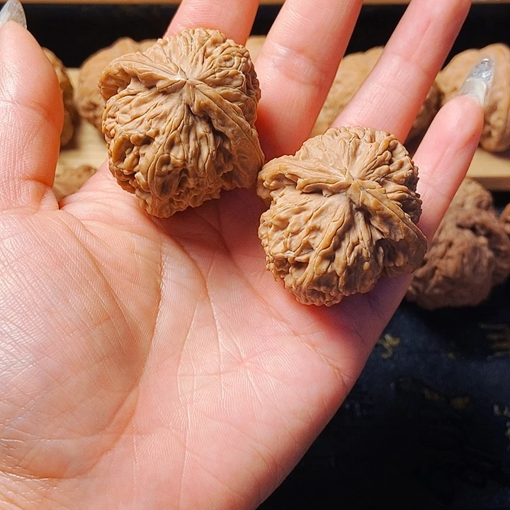 文玩核桃吊坠白狮子