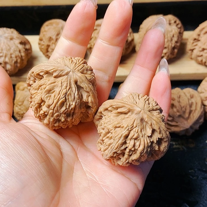 文玩核桃吊坠白狮子