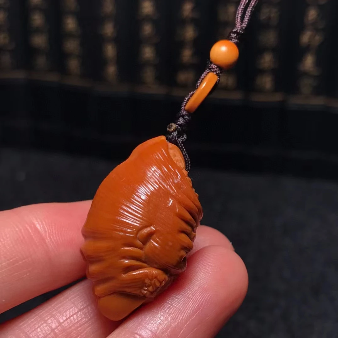 橄榄核雕刻招财猪蹄单籽挂件尺寸1.8*3.2cm猪手猪脚大猪蹄子文玩