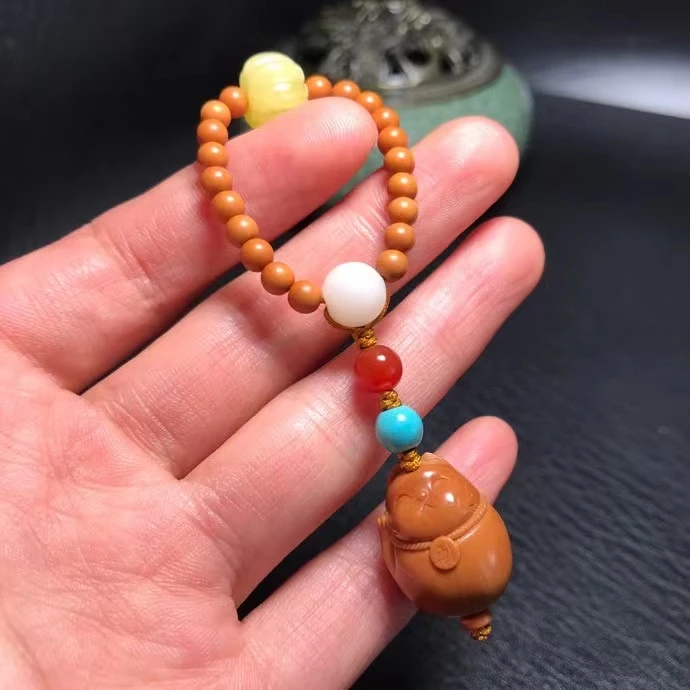 橄榄核雕刻招财猫手捻挂件吊坠尺寸1.5*2.0cm小猫咪文玩手盘把件