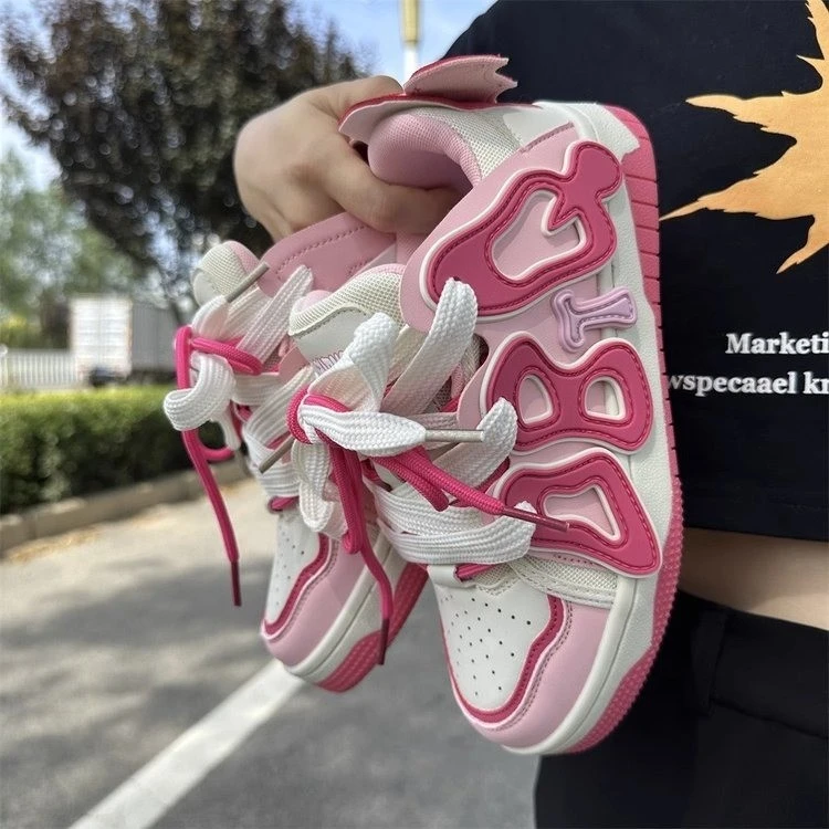 国潮风多巴胺字母小白鞋女秋ins少女风学生休闲小翅膀滑板面包鞋