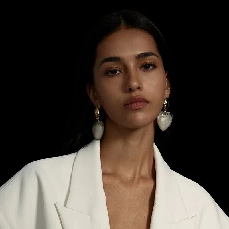 铜合金树脂耳饰 明星同款大爱心耳环时尚小众潮流设计感法式简约