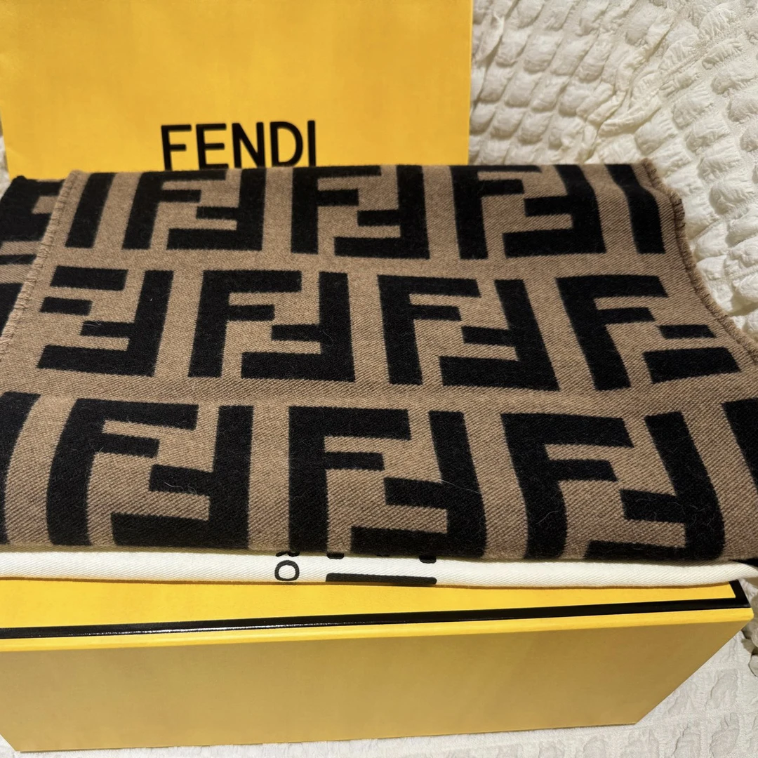 95新 FENDI/芬迪 8839256/KIKIFIFI/围巾