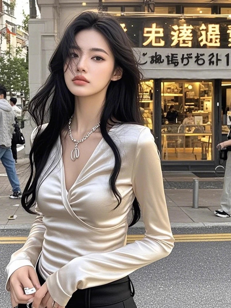 【KEKE】银色缎面V领长袖短上衣女秋季收腰显瘦轻奢高端外穿打底衫