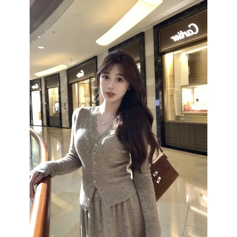 设计感蕾丝拼接V领针织衫女秋冬法式气质修身显瘦长袖打底衫上衣