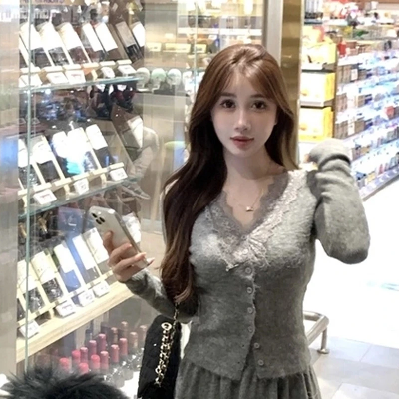 蕾丝拼接V领针织衫女秋冬修身显瘦法式名媛设计感气质打底衫上衣