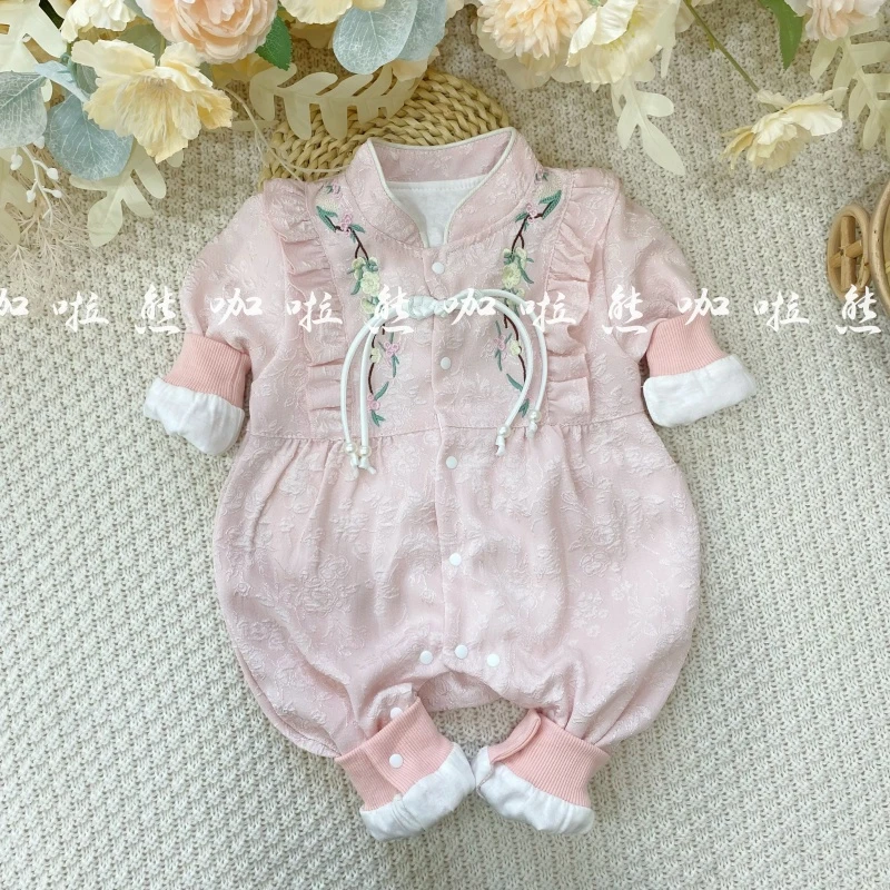 春秋款宝宝衣服上新立领花边刺绣盘扣新中式国风双层哈衣