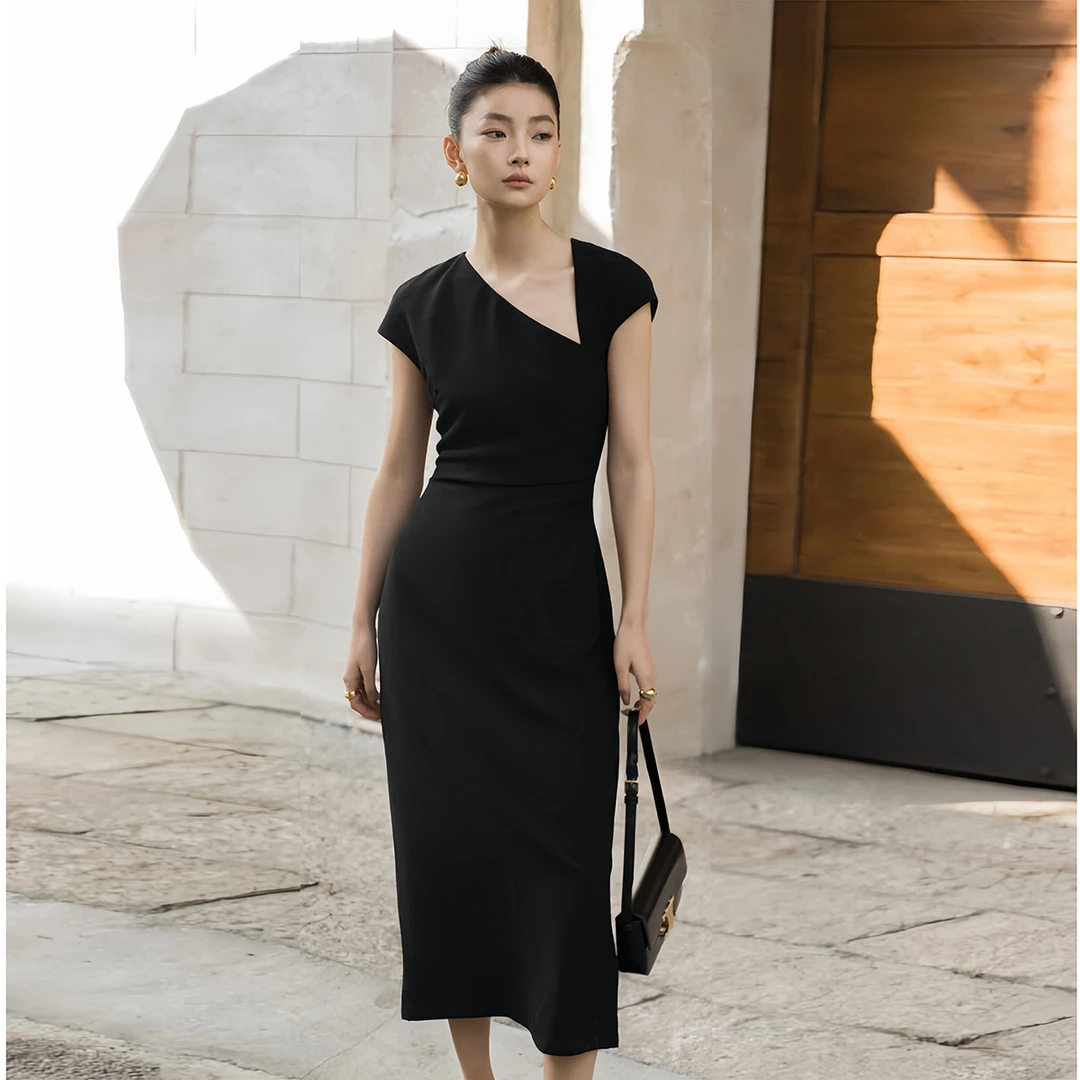 领口的设计好喜欢！法式复古薄款黑色连衣裙693小众设计感小黑裙