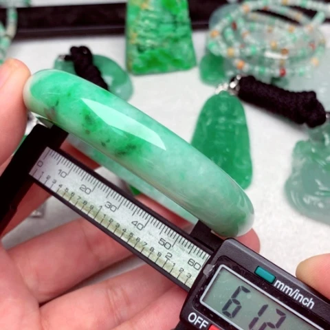 翡翠手镯未镶嵌手镯