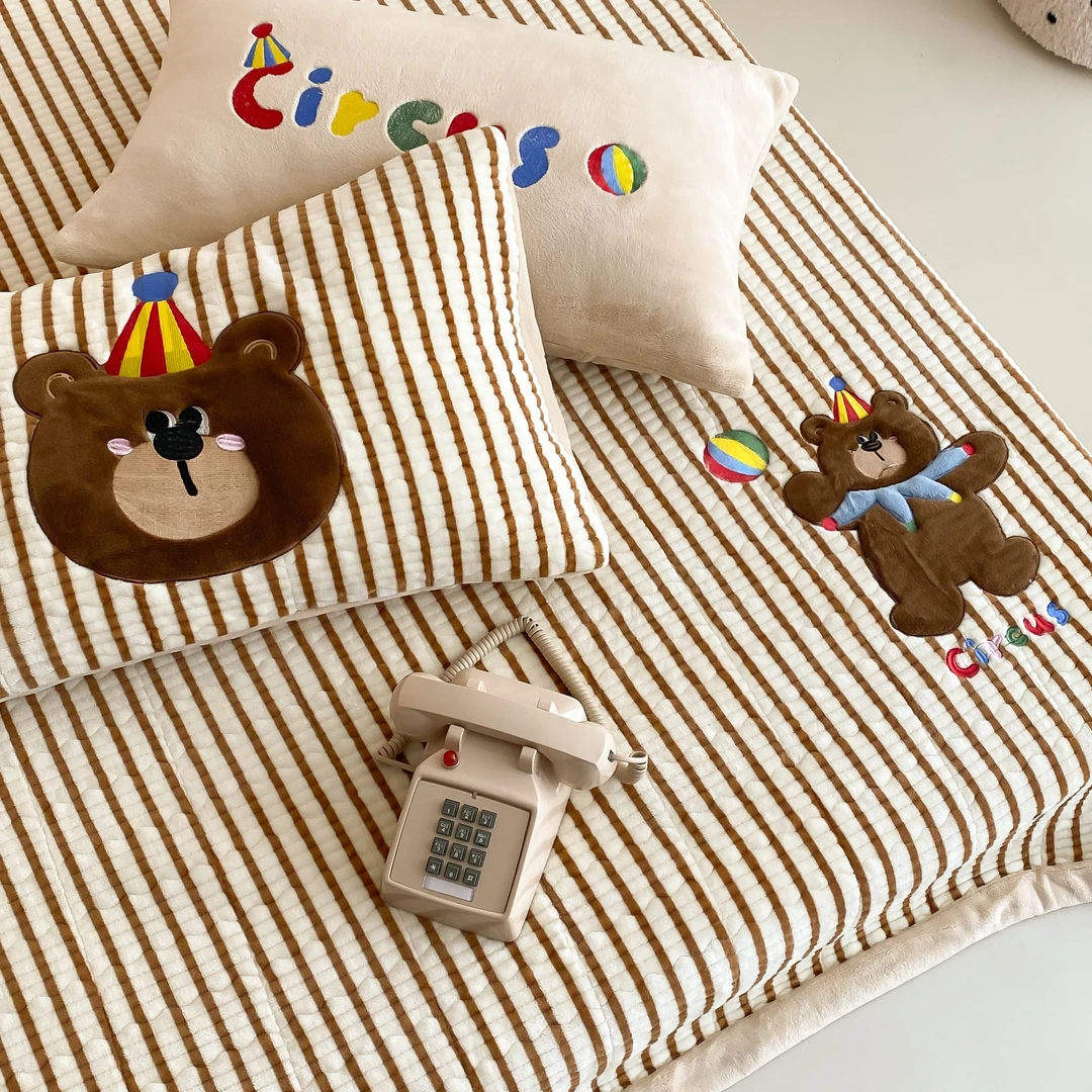 【XFHZ】秋冬新款 ins风卡通版大版贴布绣牛奶绒加厚床盖三件套