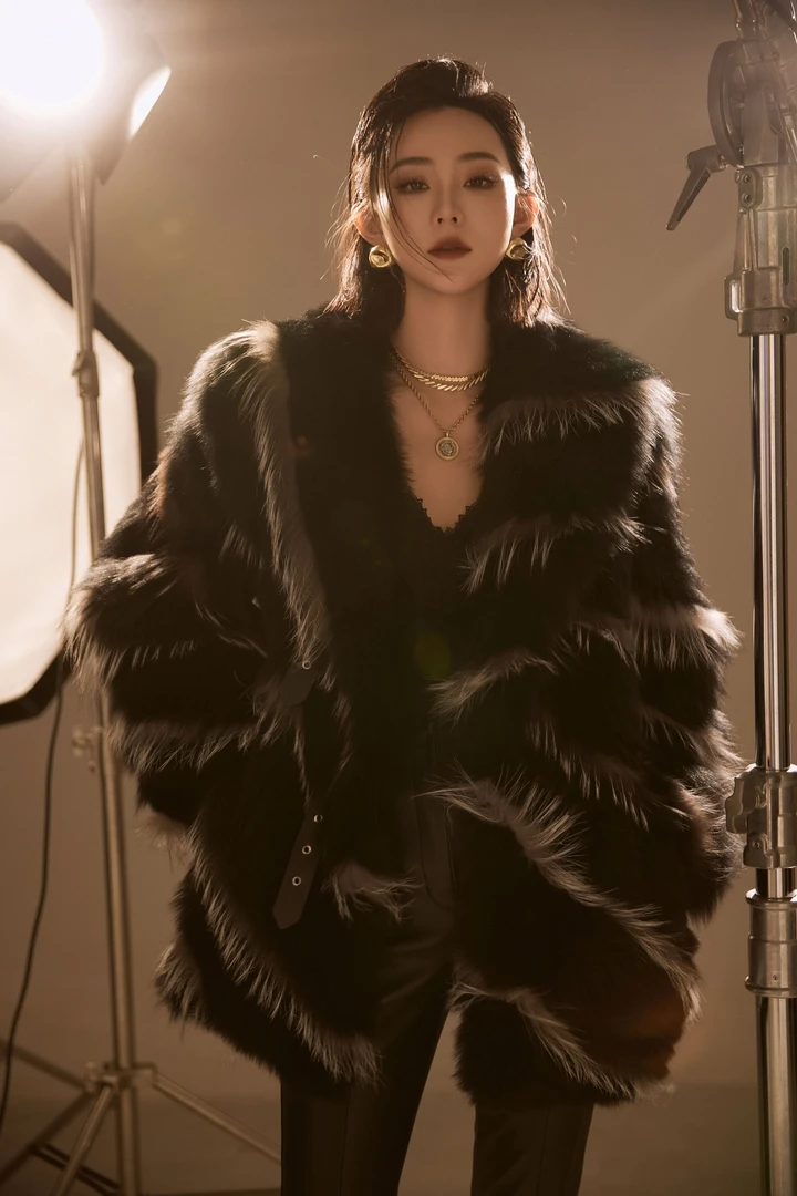 （唐一可）设计师款狐狸毛加厚皮草外套23079