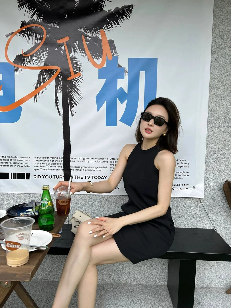 法式小众2025夏季新款气质减龄纯色露肩双口袋装饰迷你短裙连衣裙