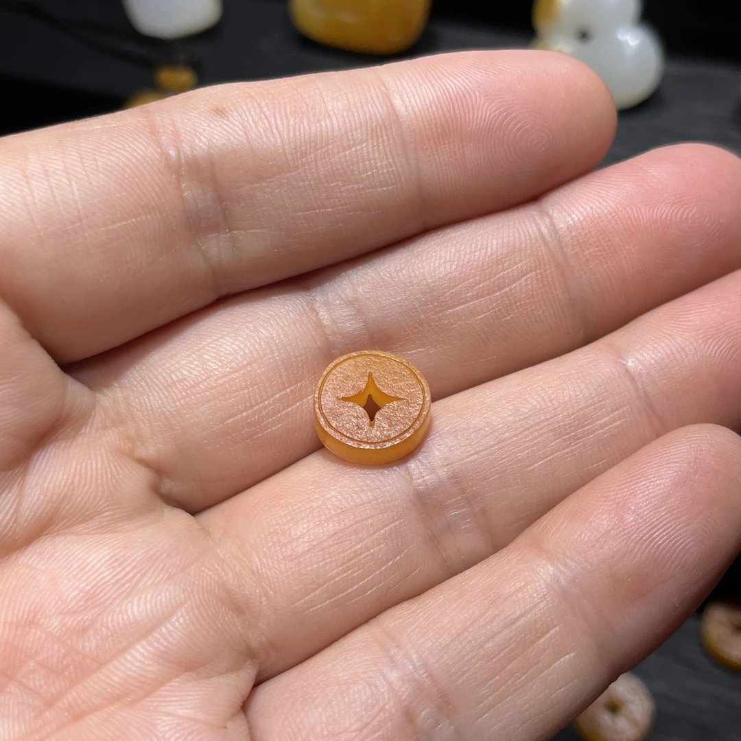 新疆和田玉小铜钱挂件