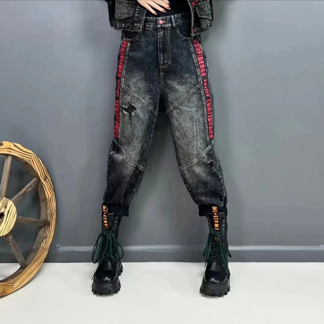 欧货2024新款个性红色字母印花哈伦裤显瘦洋气黑色破洞牛仔裤女