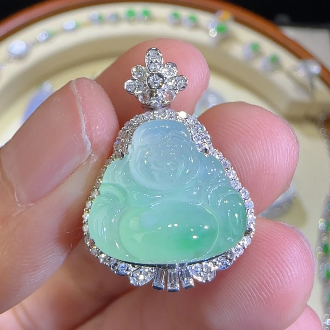 翡翠吊坠(赠链)18K金镶嵌飘绿佛公吊坠