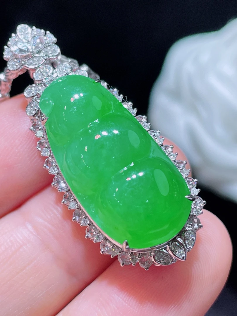 满绿豆子吊坠镶嵌