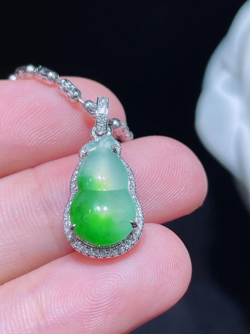 飘绿葫芦吊坠镶嵌