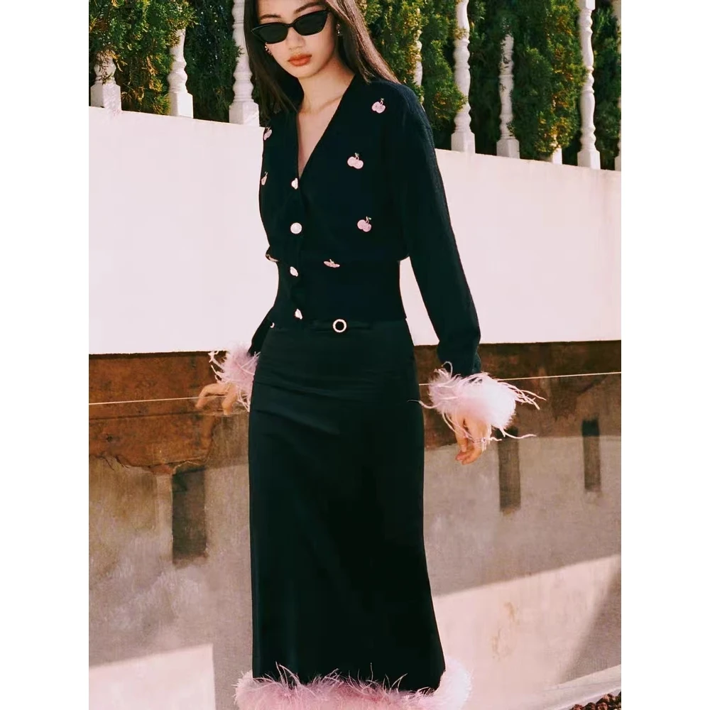 【DÉ MYSTÈRE】拉拉家樱桃刺绣修身V领针织开衫羽毛半身裙GFC67914