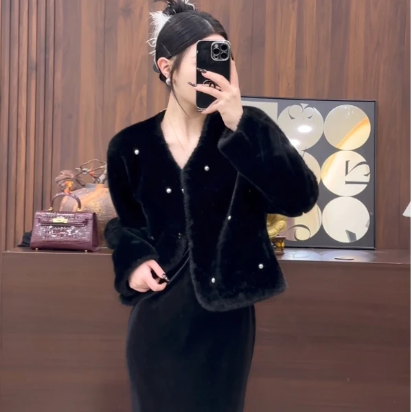 璐璐定制--高级感黑色长袖短款毛绒外套冬季新款气质保暖百搭上衣