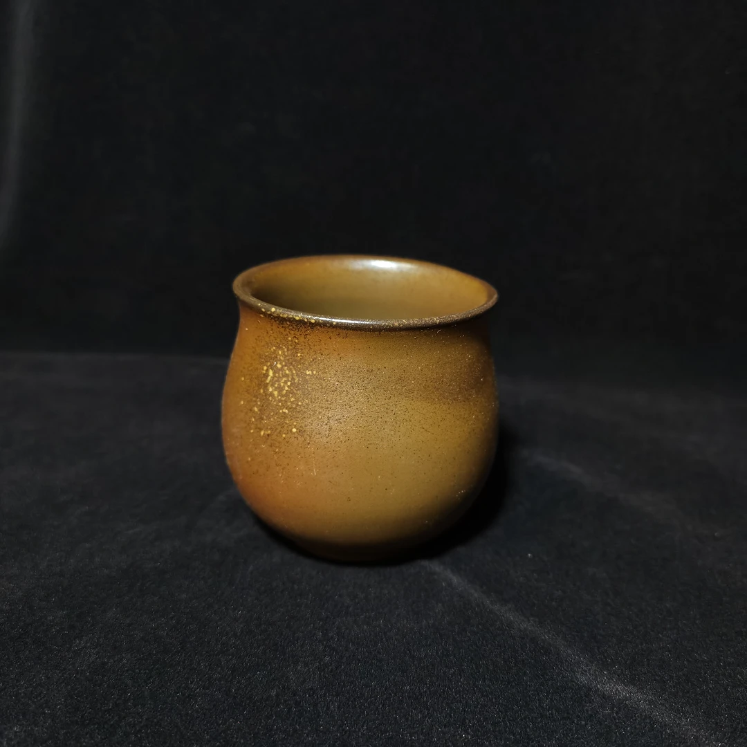 那柴烧制普通瓷器的主人杯
