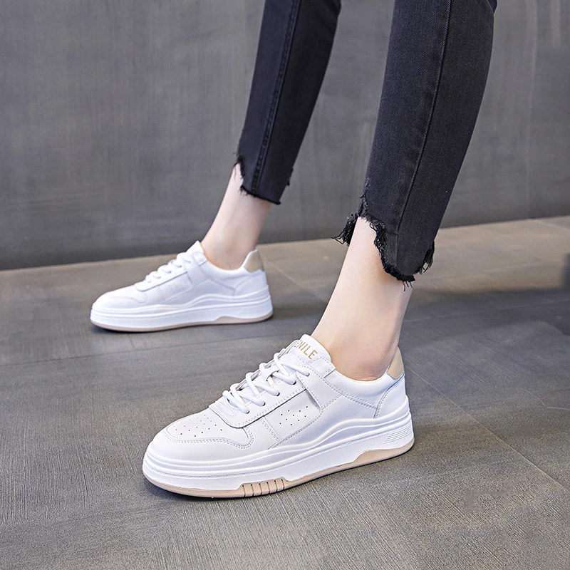 大码女鞋41-43春款2024新款真皮小白鞋脚宽脚胖软皮平底休闲板鞋