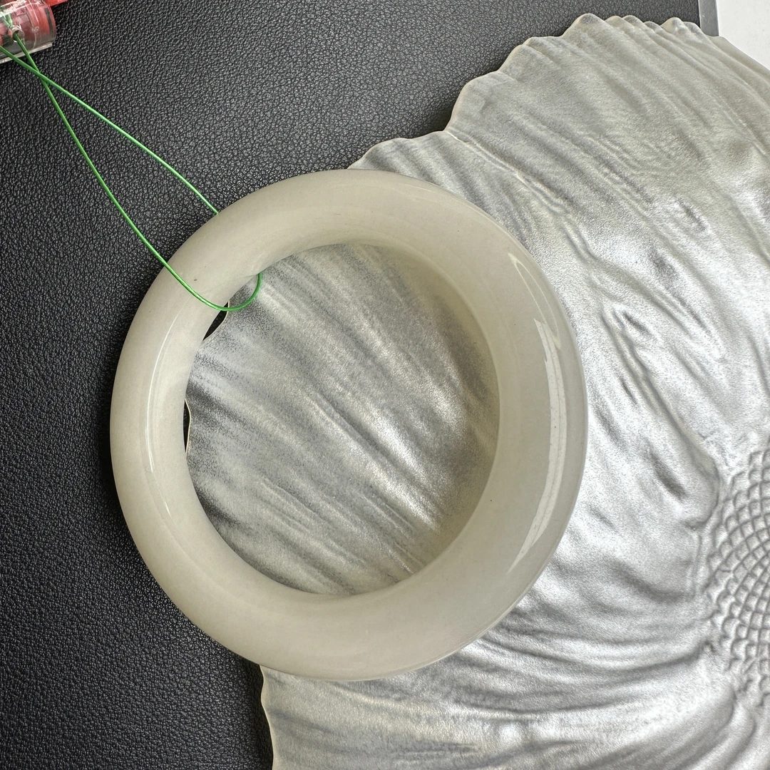 石英质玉手镯 佘太翠 佘太白 微瑕  不介意拍