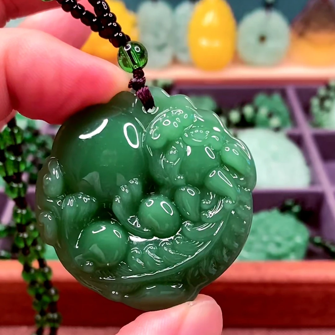 1.深绿貔貅抱宝吊坠时尚百搭款..