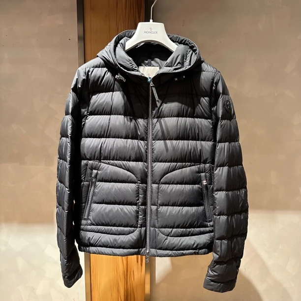 全新未使用 MONCLER 盟可睐蒙口 新款连帽薄款夹克羽绒服男士黑色
