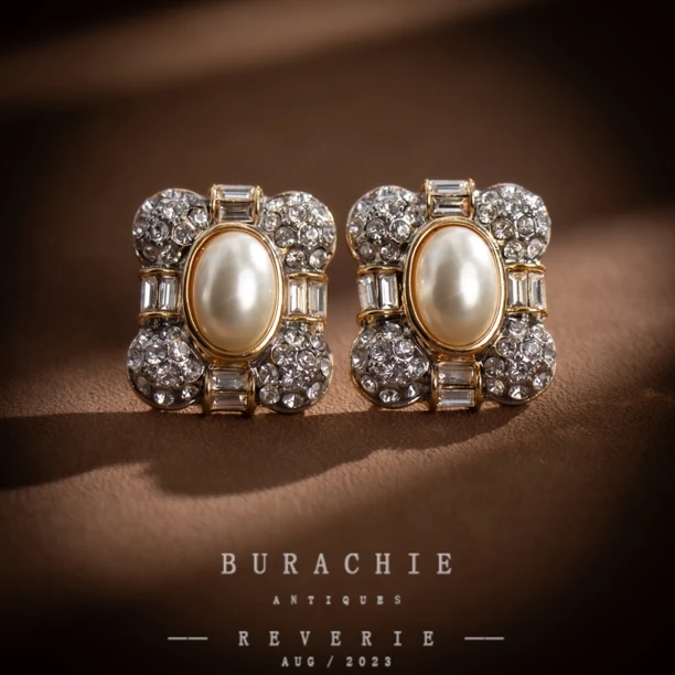 铜合金仿珍珠耳饰 【9239】- 愛我久久淡水花瓣 //