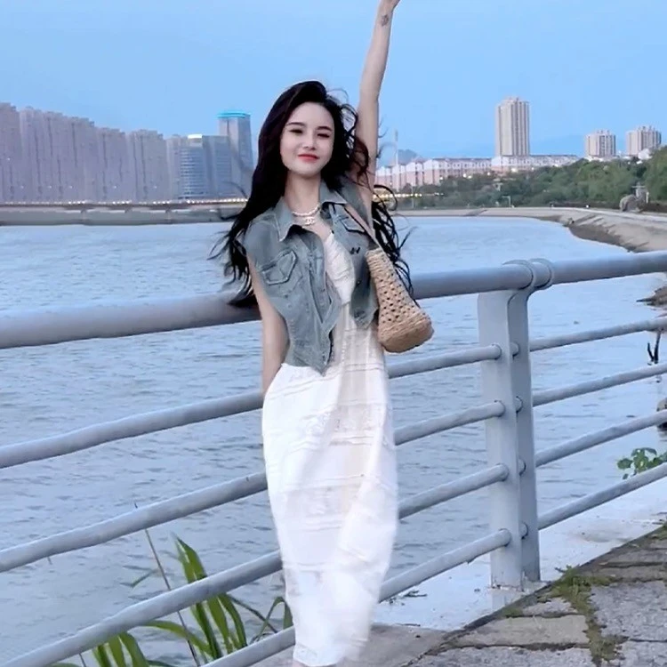 小巧屋小个子订制v领茶歇气质白色蕾丝吊带裙+直角肩牛仔时尚马甲