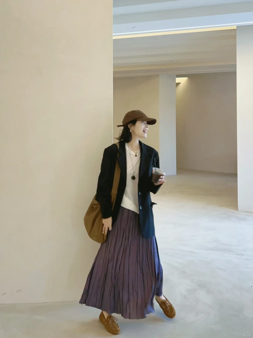 2025入秋新款韩系穿搭慵懒风黑色西装外套女搭配紫色半身裙两件套