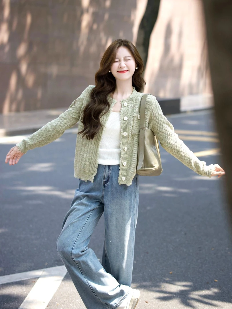 2025早春新款小香风软糯针织毛衣开衫上衣女显瘦百搭阔腿牛仔裤潮