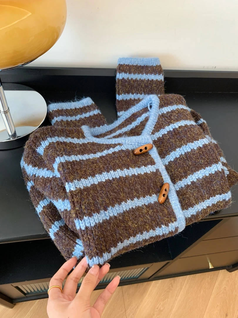 复古条纹宽松针织开衫女秋冬慵懒风高级感韩系牛角扣毛衣外套上衣