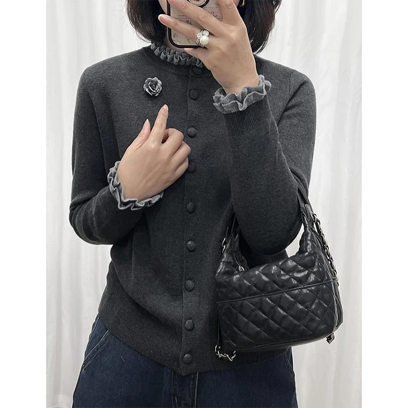 慵懒风气质撞色针织开衫女2024年秋冬季新款韩系设计感花边领毛衣