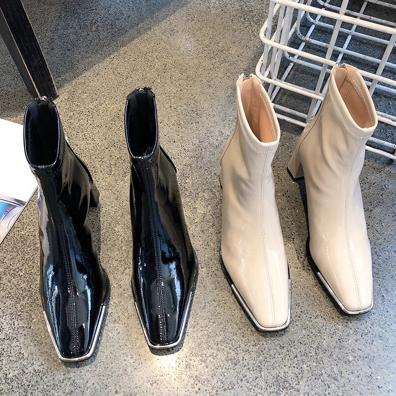 红蜻蜓牌肯豆同款靴2023新款秋冬瘦瘦靴女粗跟金属方头黑色漆皮马