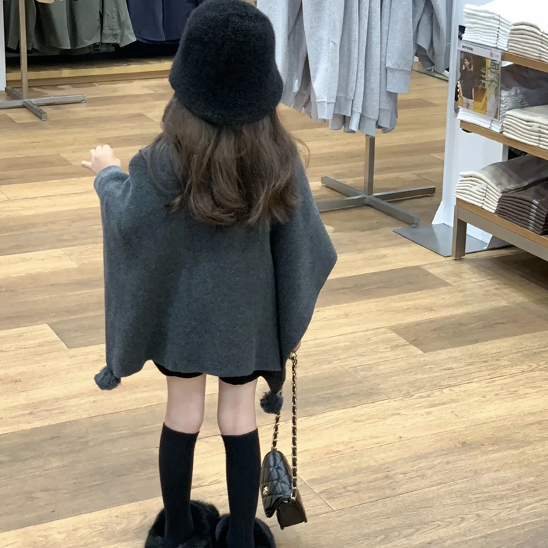 R23601女童韩版针织披肩2023秋冬新款洋气毛球斗篷宽松毛衣